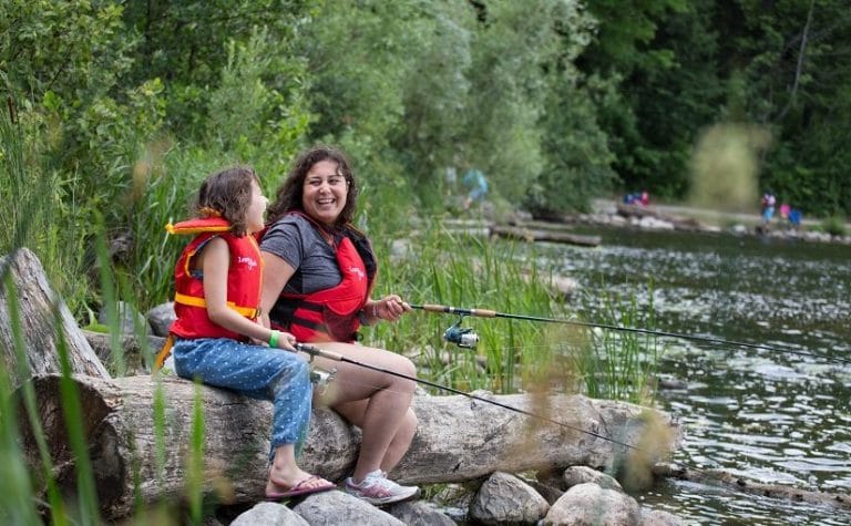 Moment de pêche paisible au bord d'un lac canadien