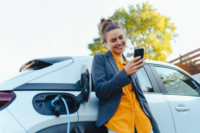 Voiture électrique moderne avec design futuriste et technologies avancées