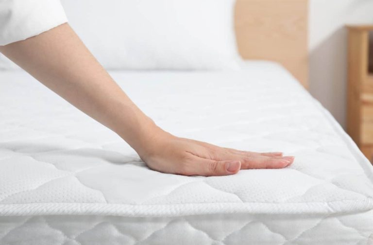 Personne âgée s'allongeant sur un matelas hybride confortable et ergonomique