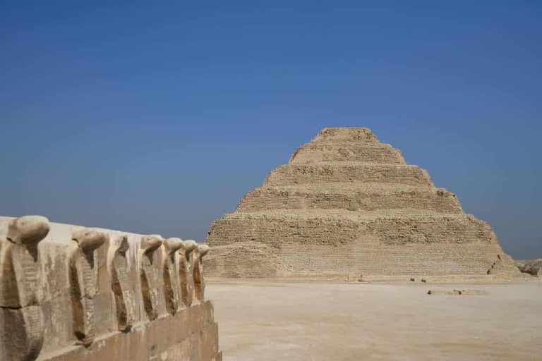Vue panoramique des pyramides égyptiennes sous un ciel ensoleillé