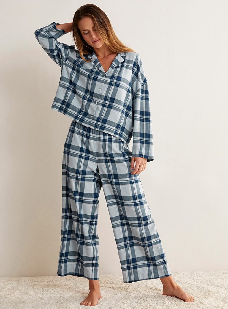 Pyjamas en coton colorés avec motifs festifs pour femme sur un fond doux