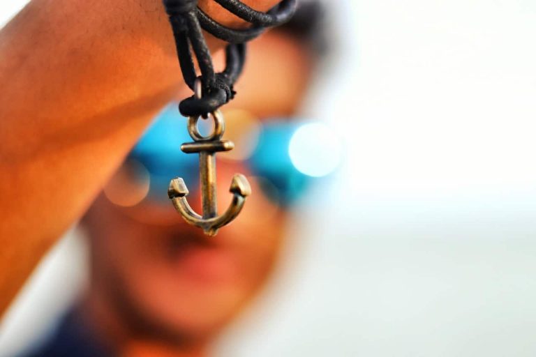 Bracelet nautique en corde colorée porté sur un poignet masculin