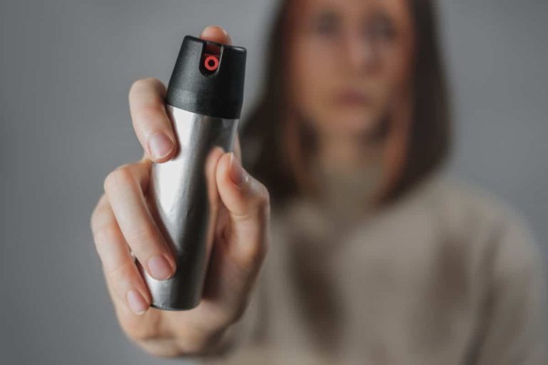 Bombe lacrymogène prête à être utilisée pour la défense personnelle