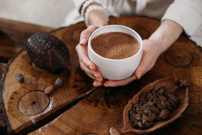 Tasse de chocolat chaud crémeux avec une capsule Dolce Gusto à côté