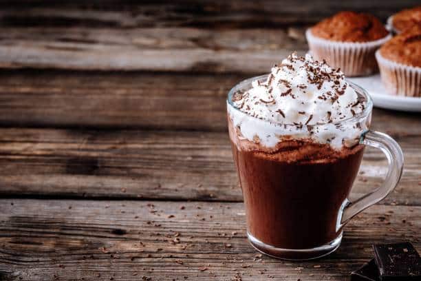 Tasse de chocolat chaud avec chantilly