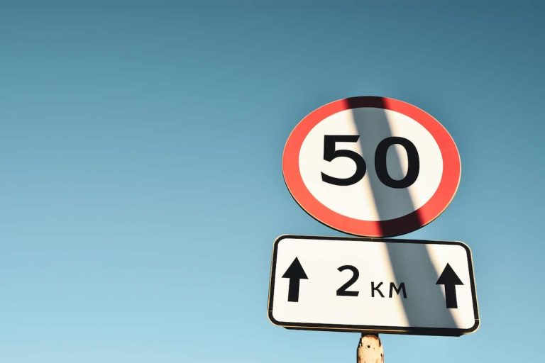 Panneau de sécurité avec pictogramme rouge sur fond blanc indiquant une alarme de 120 décibels