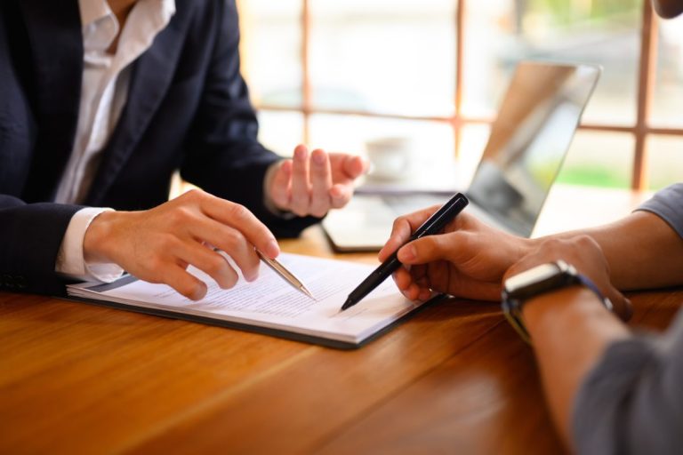 Professionnel de la menuiserie examinant des documents d'assurance décennale