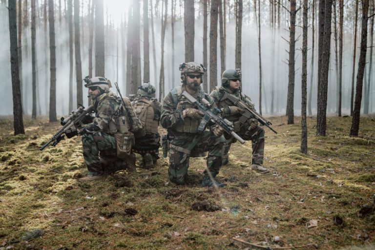 Joueur d'airsoft portant des protections et utilisant une réplique réaliste