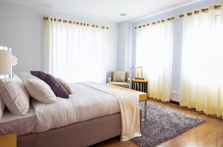 Un lit gigogne dans une chambre compacte pour accueillir des invités