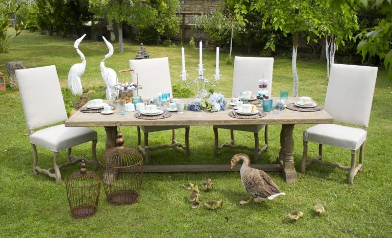 Mobilier de jardin avec tables et chaises pour moments de détente en extérieur