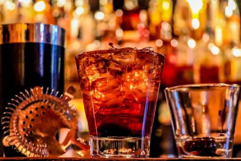 Verre de rhum sur une table avec des éléments de santé autour