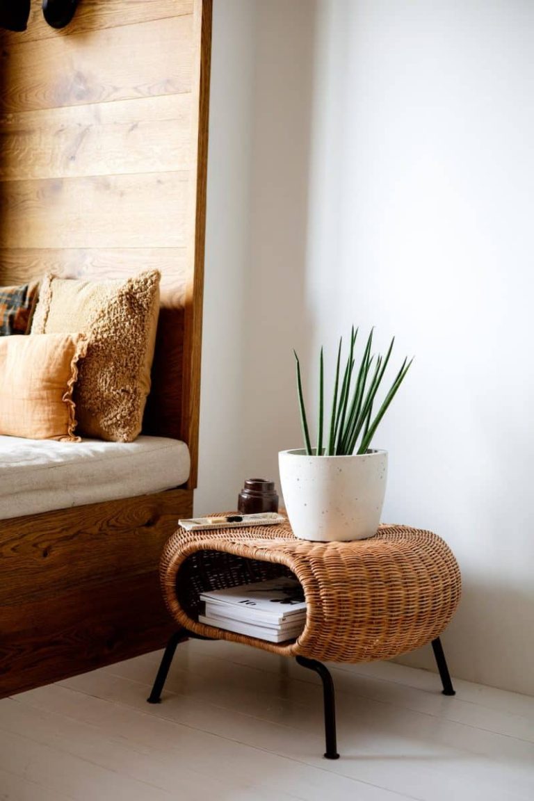 Mobilier en rotin apportant chaleur et authenticité à un intérieur moderne