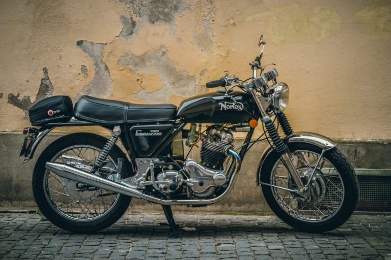 Moto de collection garée, prête pour une balade historique