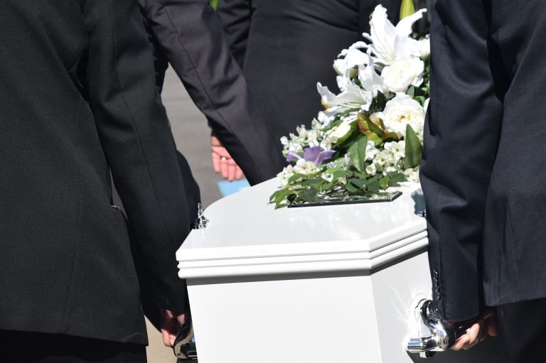 Cérémonie d'hommage en mémoire d'un proche décédé