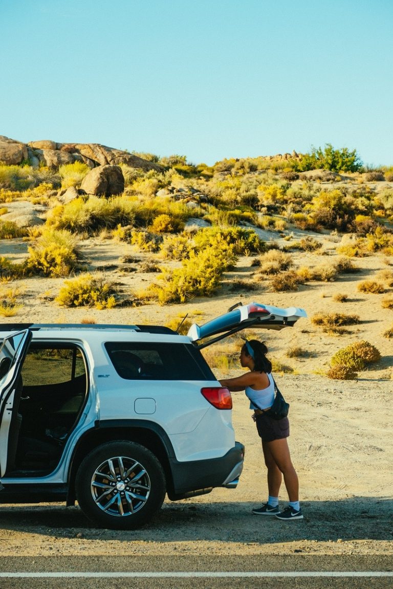 SUV moderne garé sur un chemin avec paysage naturel en arrière-plan