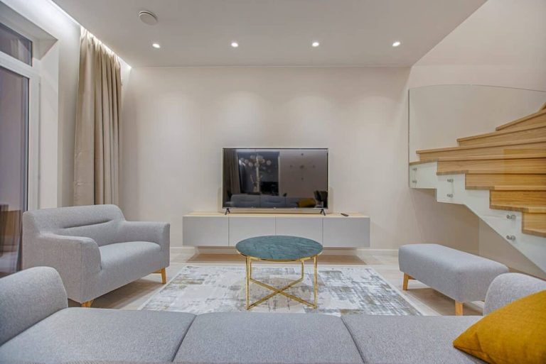 Meuble de rangement moderne installé dans un salon lumineux et accueillant