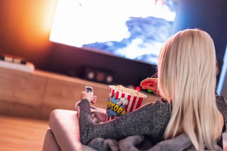 Personne regardant des séries en streaming sur un appareil mobile