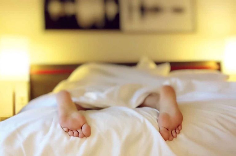 Parure de lit en satin luxueuse et élégante dans une chambre à coucher