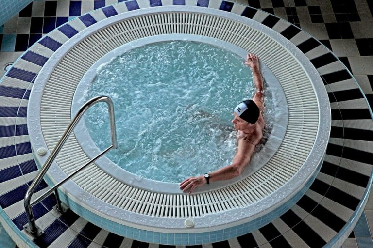 Jacuzzi extérieur installé sur une terrasse ensoleillée