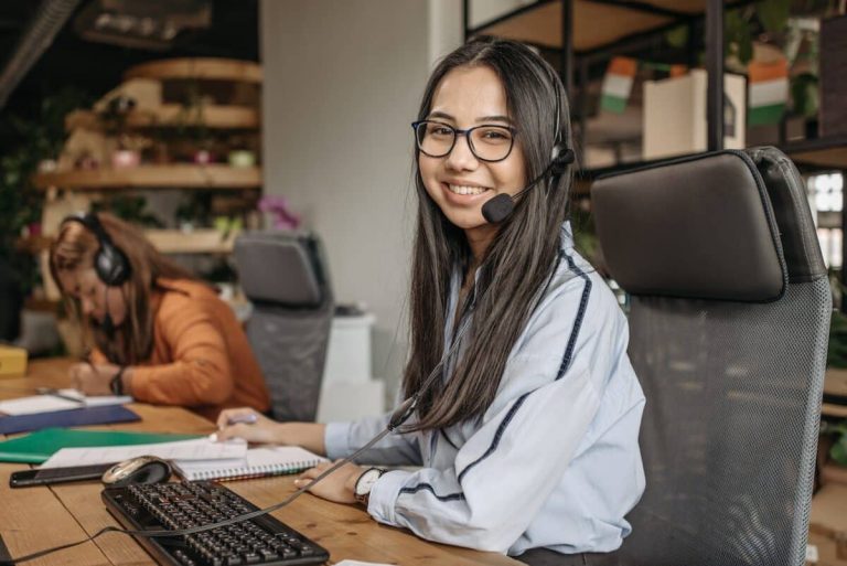 agents de centre d'appel utilisant un logiciel CRM sur des ordinateurs modernes