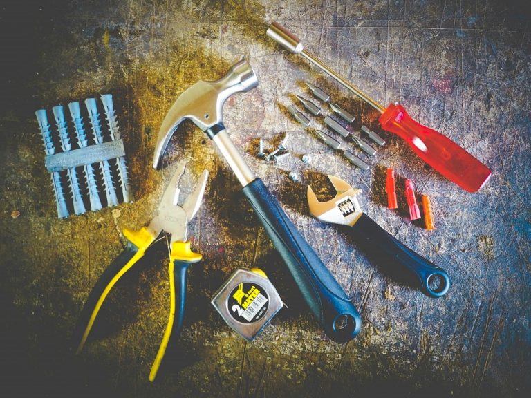 Sélection d'outils de bricolage bien organisés dans un espace de rangement