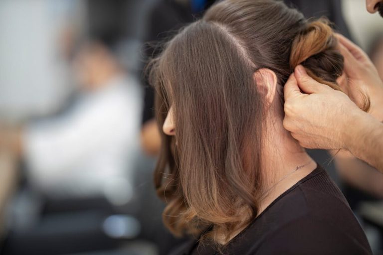 Extensions capillaires pour cheveux longs et volumineux en présentation
