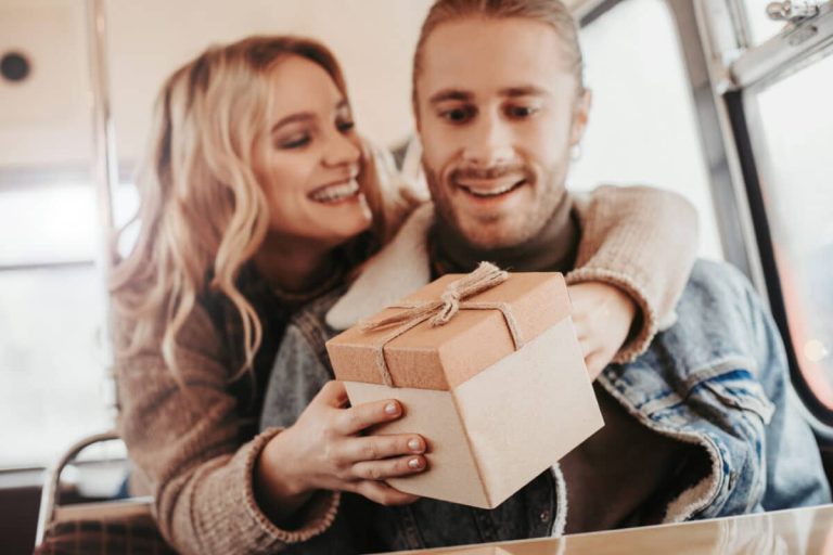 Idées de cadeaux originaux pour ravir un homme dans une relation