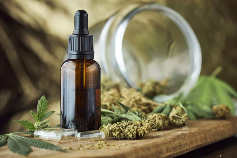 Produits CBD bio et naturels sur une table en bois
