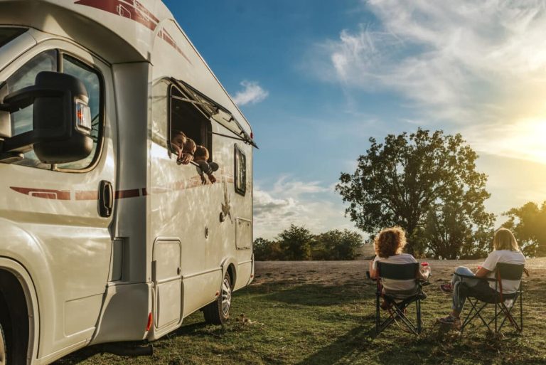 Camping-car stationné dans un paysage naturel, symbole de liberté et d'aventure