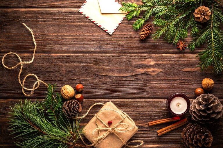 Cadeaux de Noël faits maison avec pommes de pin et bougies parfumées
