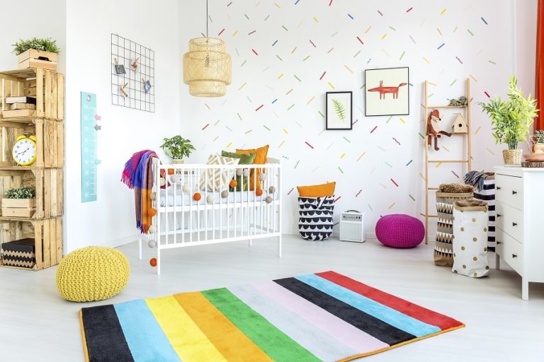 Chambre d'enfant aménagée avec un lit coloré et un espace de jeu
