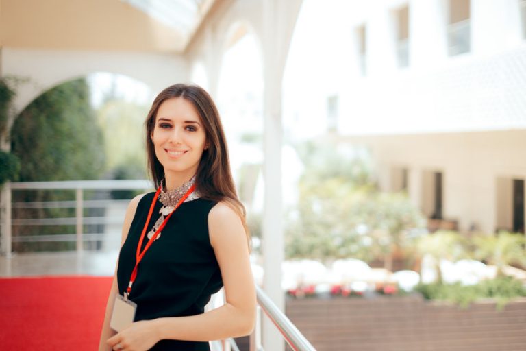 Coordinateur d'événements portant un tour de cou personnalisé lors d'un événement formel