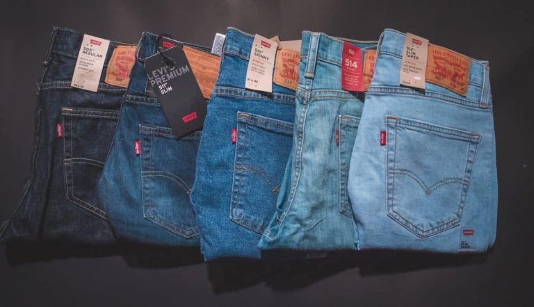 Des jeans de différents coloris
