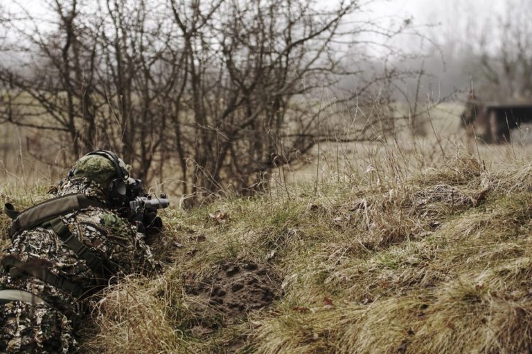 Fusil airsoft électrique en action sur le terrain de jeu