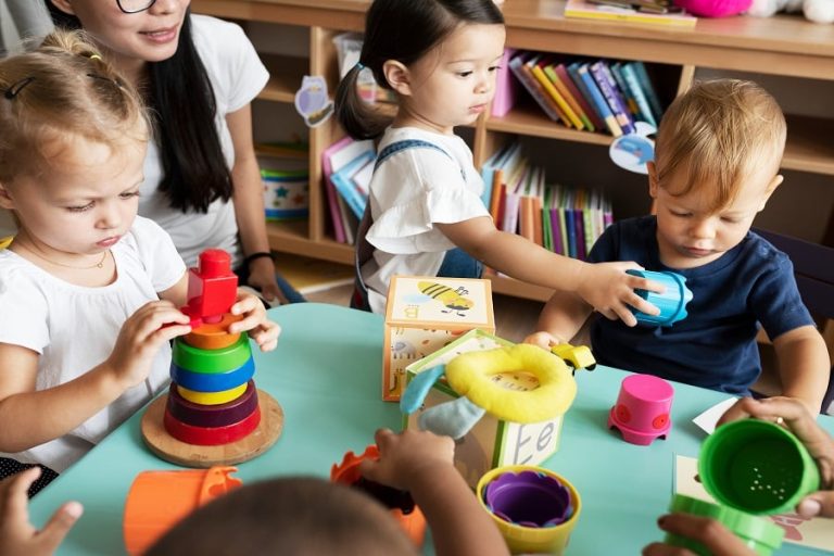 Enfants jouant ensemble dans une crèche avec des activités ludiques