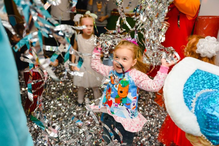 Préparation d'une fête familiale avec des invités rassemblés autour d'une table décorée