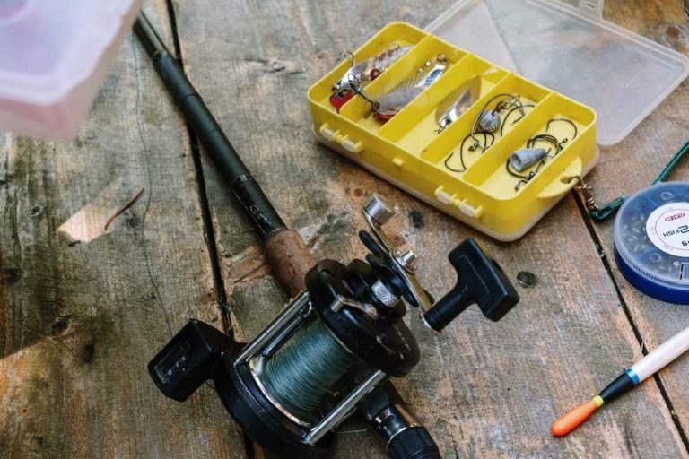 Équipement de pêche en mer avec cannes et accessoires variés