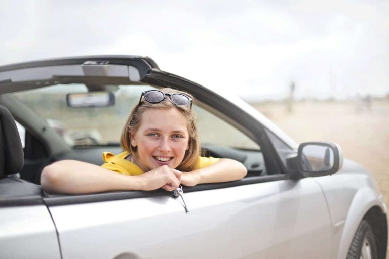 Jeune conducteur louant une voiture pour un voyage urbain
