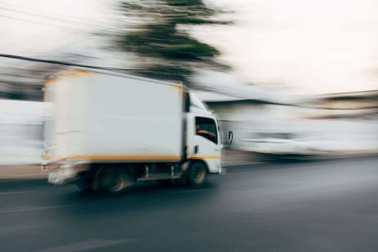 Camion de déménagement prêt pour un aller simple