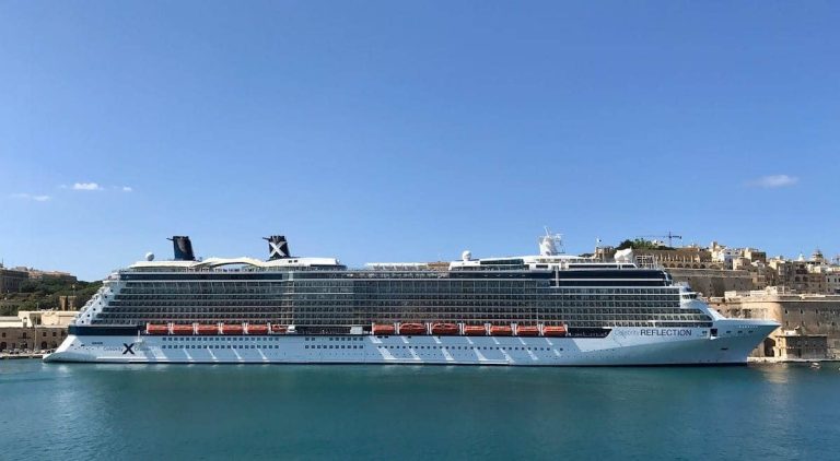 Paquebot MSC Croisières naviguant vers des destinations exotiques