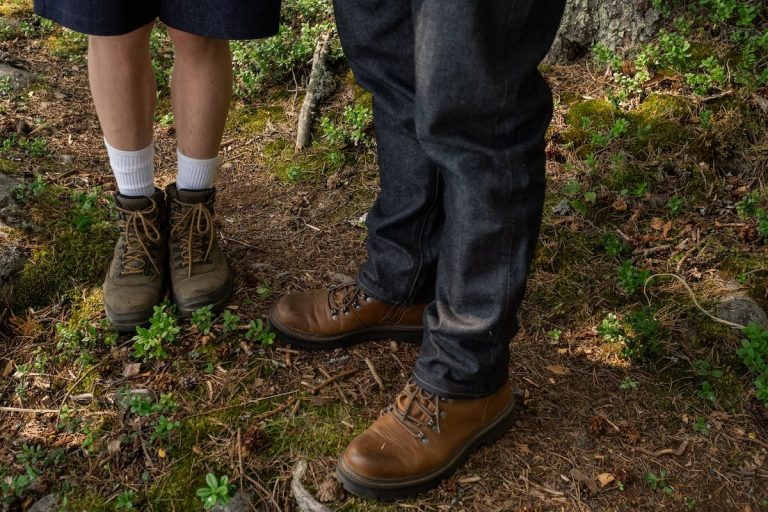 Travailleur en chaussures de sécurité sur un chantier industriel