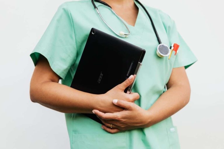 Blouse professionnelle de santé pour les métiers de la petite enfance