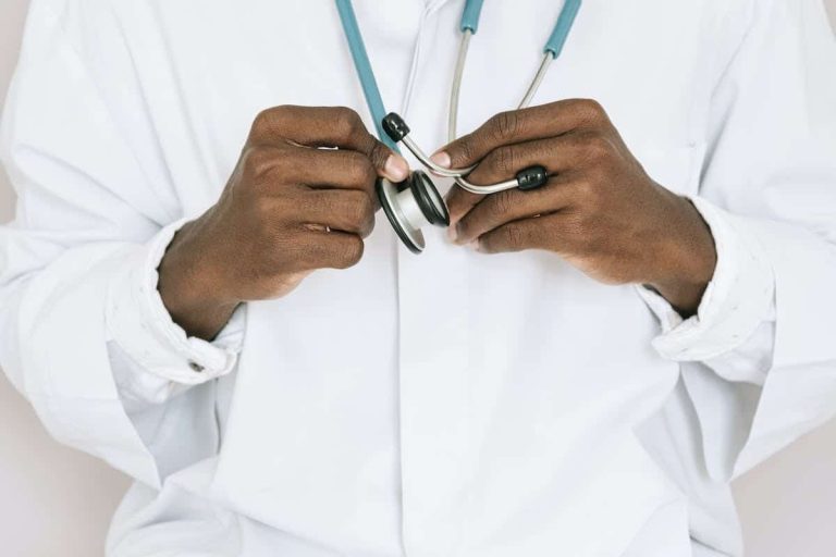 Blouse médicale portée par un professionnel de santé à Paris