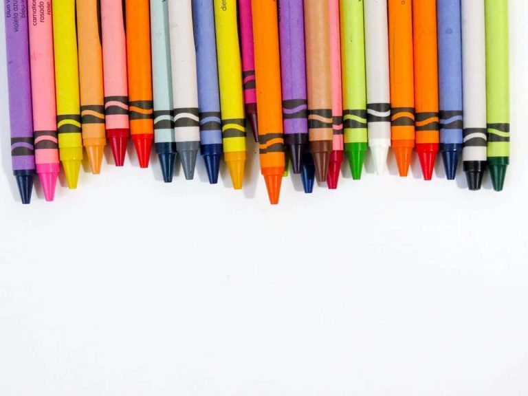 crayons colorés et techniques pour dessiner des baskets basses en détail