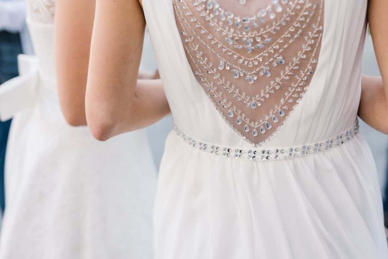 Robe bleu marine élégamment accessoirisée avec des bijoux tendance