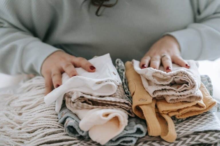 Choisir la lessive idéale pour la peau sensible des bébés
