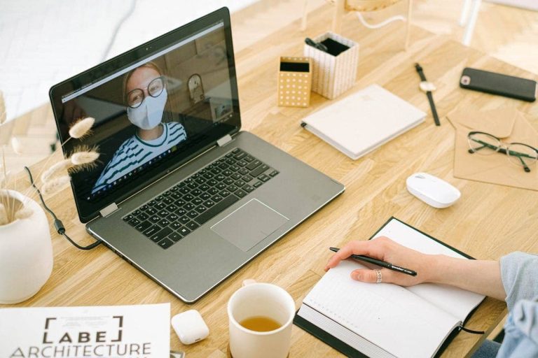 Travailleur indépendant utilisant le portage salarial en milieu professionnel