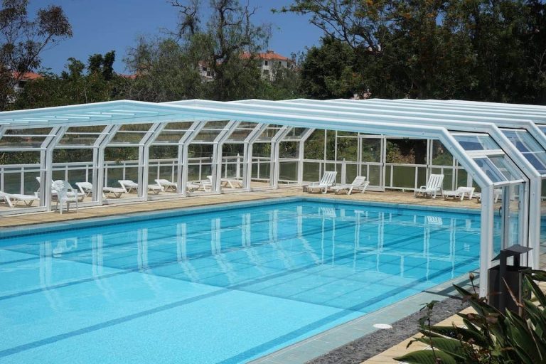 Abri piscine Aladdin offrant protection et entretien pour une baignade prolongée