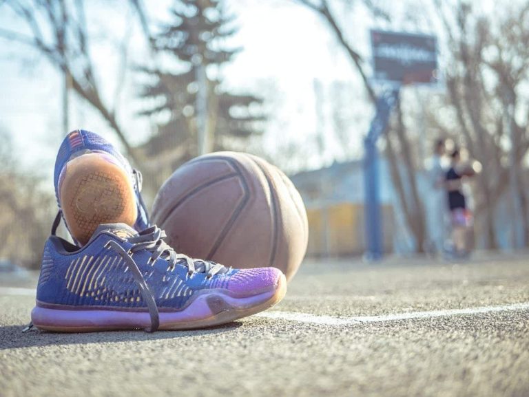 Baskets confortables pour jouer au basket-ball sur le terrain
