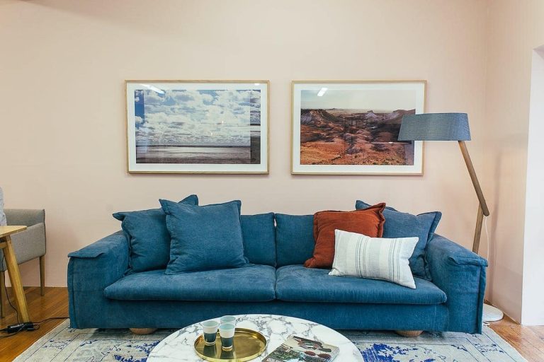 Canapé confortable avec une assise adaptée à la morphologie humaine